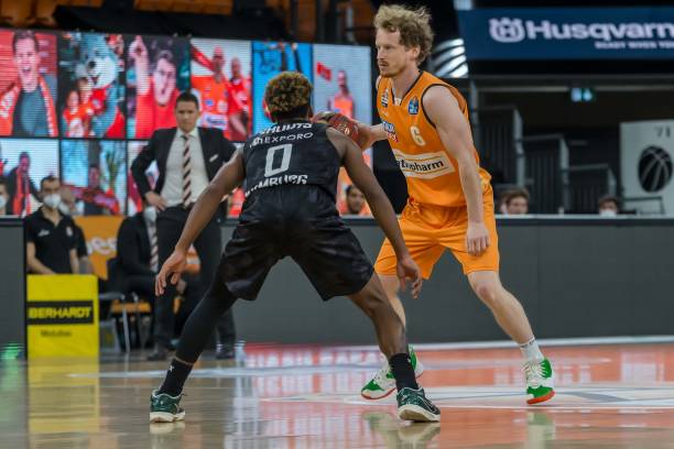 门和更多威 门和更多威